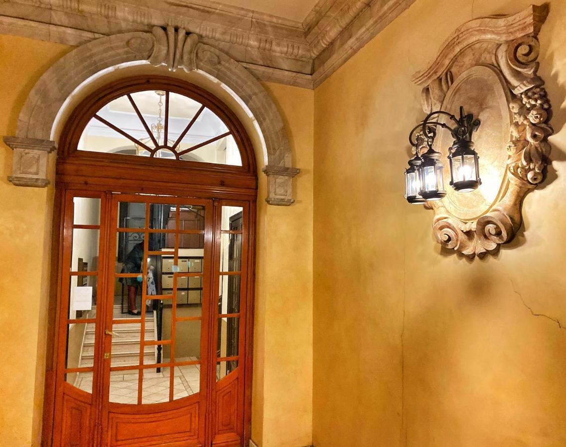 Appartement In Monumental Square Center Madrid