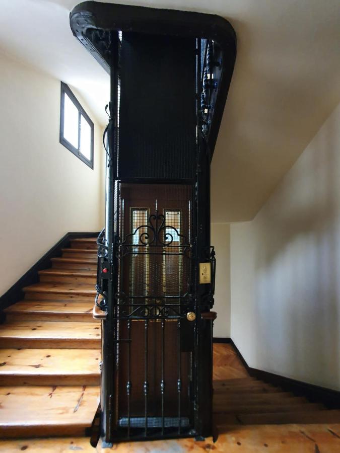 Appartement In Monumental Square Center