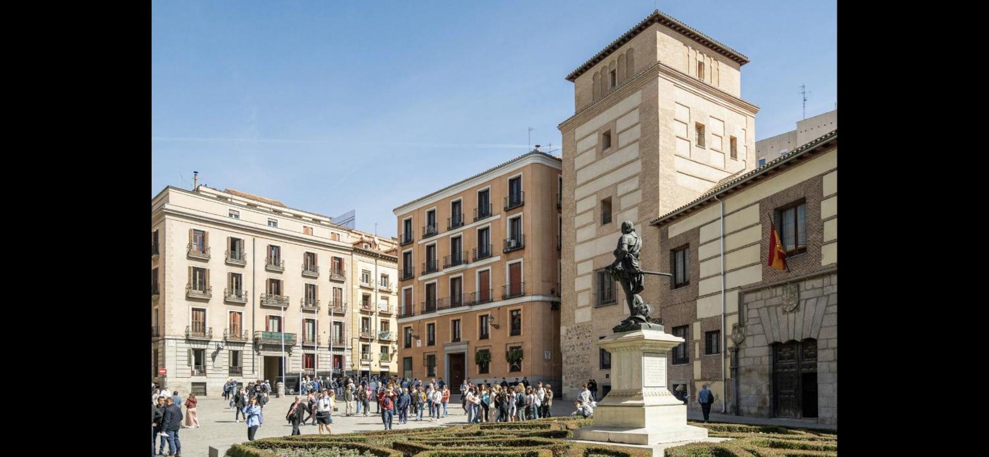 In Monumental Square Center Apartment